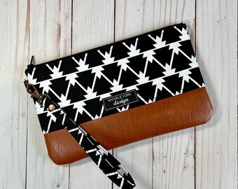 WRISTLET / Cartera de mano con cremallera en tejido geométrico blanco y negro y piel sintética color coñac, cartera de mano de piel vegana para mujer