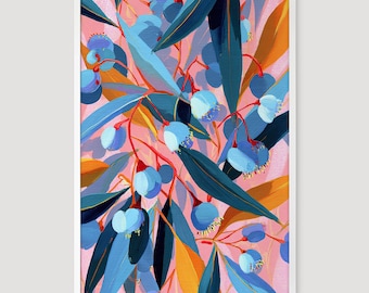Puede incluir: Una impresión botánica enmarcada con un diseño floral vibrante. La obra de arte presenta hojas y bayas azules y turquesas sobre un fondo rosa suave. Los acentos naranjas y rojos añaden contraste. La pintura es de orientación vertical.
