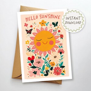 Puede incluir: Una tarjeta de felicitación con una ilustración de un sol sonriente rodeado de flores y mariposas de colores. Las palabras "HELLO SUNSHINE" están escritas en la parte superior. Una pegatina circular con las palabras "INSTANT DOWNLOAD" está a la derecha.