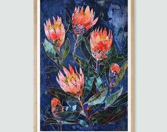 Puede incluir: Una impresión enmarcada de una pintura que presenta un grupo de flores de protea rosadas y rojas con hojas verdes sobre un fondo azul oscuro.