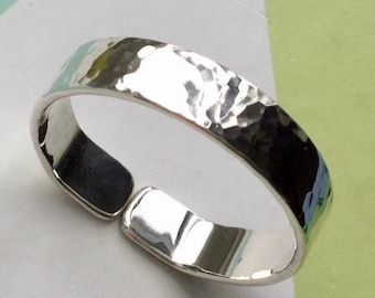 ソリッドシルバーのビッグトゥリング｜ハンマー加工のシマー仕上げ