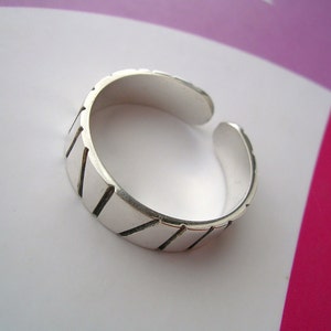 Sterling Silver Toe Ring Modern oxidized Stripe Design with high polished finish image 1