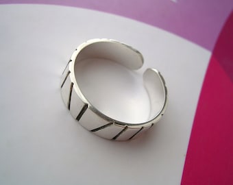 Sterling Silver Toe Ring - Modern oxidized Stripe Design with high polished finish