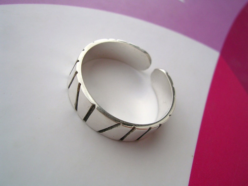 Sterling Silver Toe Ring Modern oxidized Stripe Design with high polished finish image 1