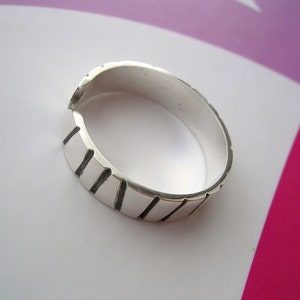 Sterling Silver Toe Ring Modern oxidized Stripe Design with high polished finish image 5