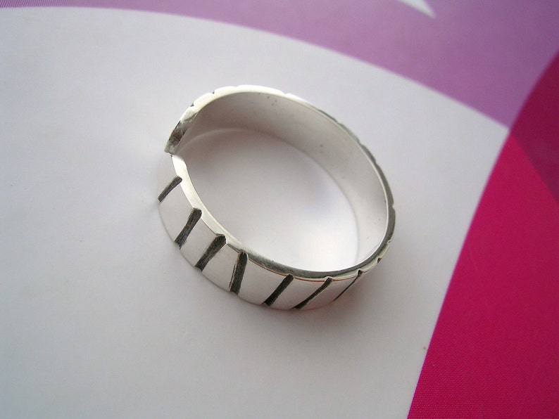 Sterling Silver Toe Ring Modern oxidized Stripe Design with high polished finish image 5