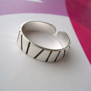 Sterling Silver Toe Ring Modern oxidized Stripe Design with high polished finish image 4