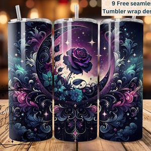Puede incluir: Un diseño de envoltura de vaso sin costuras que presenta una luna creciente con una rosa púrpura y intrincados patrones florales en tonos de púrpura, azul y rosa sobre un fondo oscuro con estrellas.