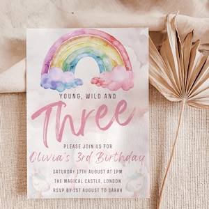ユニコーンレインボー3歳の誕生日招待状、レインボーヤングワイルドとスリー招待状、Evite、編集可能なCanvaテンプレート（5x7インチ）