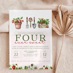 Puede incluir: Invitación de cumpleaños con temática de fresas. Presenta ilustraciones de fresas, herramientas de jardinería y el texto "FOUR ever sweet". La fecha es el 22 de julio y la hora es las 12:00.