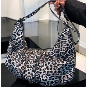 Sac élégant à imprimé léopard/Sac à bandoulière pour fille/Sac à bandoulière élégant et souple/Grand sac à main à fermeture éclair pour femme/Sac à main en cuir synthétique à la mode pour femme/Cadeau
