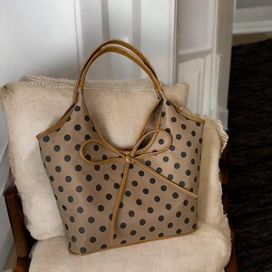 Sac élégant pour femme/Sac à bandoulière pour fille/Sac à bandoulière sous les bras/Grand sac à main à fermeture éclair pour femme/Sac à main Dotty pour femme/Sac à main avec noeud papillon/Cadeau pour fille