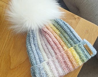 Gorro pastel con pompón blanco
