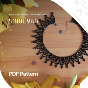Könnte beinhalten: Eine schwarze, mit Perlen besetzte Gothic-Kristallkette mit filigranem Design. Die Halskette wird auf einer Holzoberfläche mit gelben Blumen gezeigt. Das Bild enthält den Text "SMOLIYKA" und "PDF Pattern".