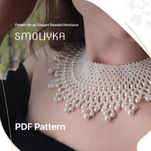 Peut inclure: Un collier de perles blanc orne le cou d'une personne. L'image présente le texte "Pattern for an Elegant Beaded Necklace", le nom de la marque "SMOLIYKA" et "PDF Pattern".