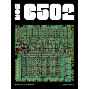 Puede incluir: Un póster en blanco y negro con el texto "MOS 6502" en grandes letras blancas en la parte superior. El póster presenta un diseño detallado de placa de circuito verde y rojo del chip de microprocesador MOS 6502.