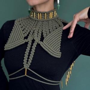 Macrame fringe epaulettes in green — Handmade shoulder jewelry from cotton