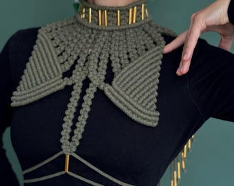 Macrame fringe epaulettes in green — Handmade shoulder jewelry from cotton