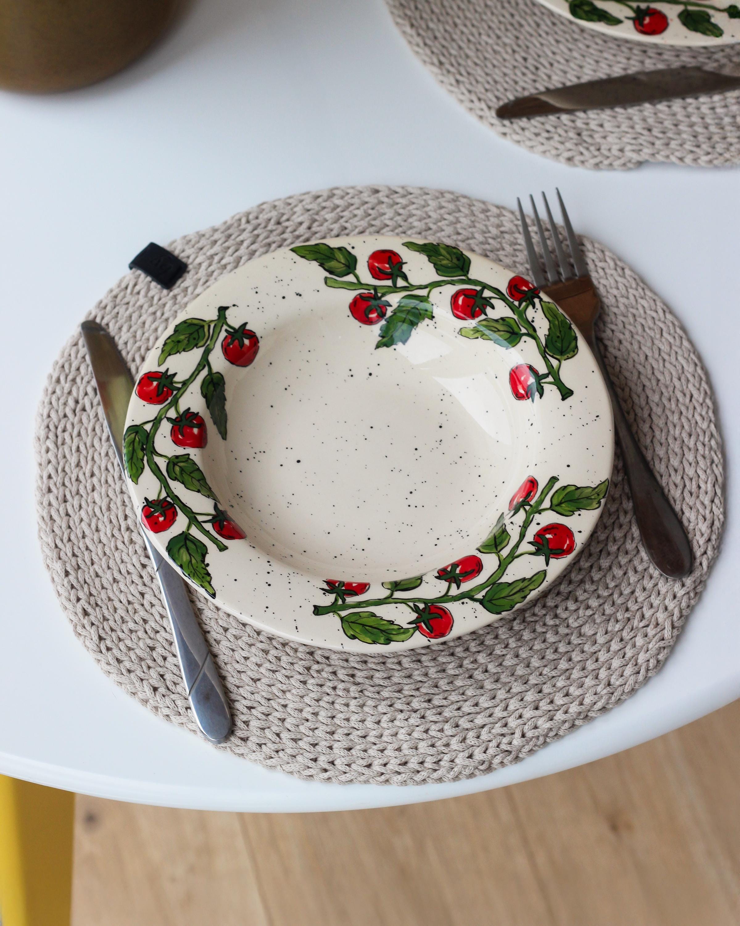 Handgemaakte tomatensalade, kom bloemen aardewerk, voedselveilig, handgeschilderd bord met erwten, keramisch cadeau, pastagerecht