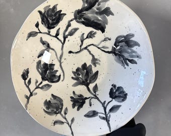 Dekorativer Keramikteller, Keramik Wandteller, handbemalter Magnolien-Kunstdekor