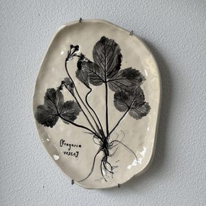Handgemaakte keramische botanische muurkunst, geperst bladaardewerk, organisch gevormde hangende schaal, huwelijkscadeau