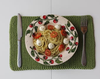 Plato de pasta de cerámica con forma de tomate, vajilla de cerámica hecha a mano, mantel individual de ganchillo verde