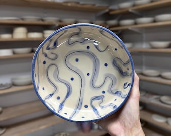Cuenco de cerámica hecho a mano con diseño abstracto azul, plato de cerámica, regalo rústico para la cocina