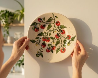 Decoratief keramisch bord met tomaat, ambachtelijk aardewerk, handbeschilderd wandbord