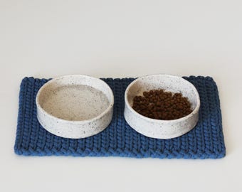 Blaue gehäkelte Haustier Tischset, handgemachte Baumwolle Set, waschbare Fressnapf-Matte für Haustiere