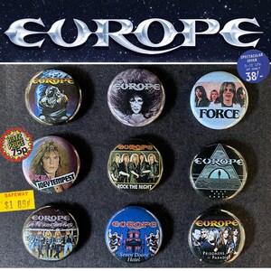 Pode incluir: Uma coleção de nove botões redondos da banda Europe. Os botões apresentam imagens dos membros da banda, capas de álbuns e texto. Os botões são em várias cores, incluindo azul, preto e branco. A palavra "EUROPE" é exibida no topo.