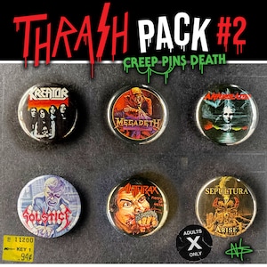 Peut inclure: Ensemble de six badges de groupes de métal. Les badges présentent des groupes tels que Kreator, Megadeth, Anthrax et Sepultura. Le texte "THRASH PACK #2" et "CREEP PINS DEATH" est affiché en haut. Les badges sont sur une surface gris foncé.