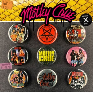 Könnte beinhalten: Neun runde Metall-Anstecker mit verschiedenen Bildern der Band Motley Crue. Die Anstecker zeigen Bandmitglieder, Bandlogos und Albumtitel. Die Anstecker sind in einem Raster auf einem schwarzen Hintergrund angeordnet. Der Text "Motley Crue" ist in Pink oben im Bild geschrieben. Der Text "Nur für Erwachsene" ist in Weiß auf schwarzem Hintergrund oben rechts im Bild geschrieben.