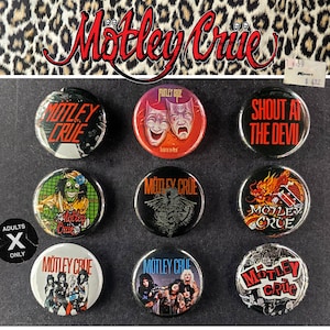 Może przedstawiać: Dziewięć okrągłych znaczków z motywem zespołu Motley Crue. Znaczek przedstawia różne obrazy, w tym członków zespołu, logo zespołu i teksty piosenek. Znaczek jest czarny, czerwony i biały.