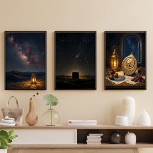 Könnte beinhalten: Drei gerahmte Kunstdrucke mit Nachtszenen. Einer zeigt eine Wüstenlandschaft mit einer leuchtenden Laterne unter einem Sternenhimmel. Ein weiterer zeigt einen Sternschnuppen über einer dunklen Silhouette.