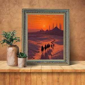 Puede incluir: Pintura de paisaje enmarcada que representa una caravana en el desierto al atardecer. La obra de arte presenta una cálida paleta de colores naranjas y rojos, con siluetas de jinetes en camellos y un horizonte urbano a lo lejos. El marco es adornado con un acabado dorado y verde.
