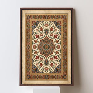 Könnte beinhalten: Gerahmter Druck mit einem aufwendigen Design. Das Kunstwerk zeigt ein zentrales Blumenmedaillon, umgeben von stilisierten Granatäpfeln und komplizierten Mustern in Rot-, Blau-, Grün- und Goldtönen. Der Druck ist in einem dunkelbraunen Holzrahmen gefasst.