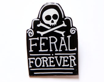 Può includere: Spilla in smalto nero e bianco con un teschio e ossa incrociate e il testo "FERAL FOREVER".