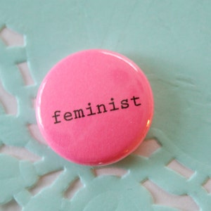 Bouton de féministe d'un pouce de machine à écrire