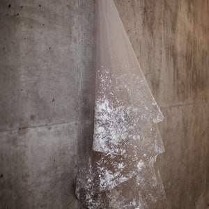 SILVER Metallic Flaked Bridal Veil Hera by Cleo and Clementine 画像 1