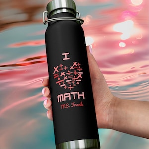 Könnte beinhalten: Schwarze Edelstahl-Wasserflasche mit einem pinkfarbenen und roten Herzdesign, auf dem "I ♥ MATH" und "MS. Frank" steht.