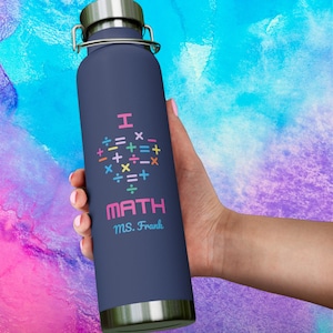 Könnte beinhalten: Eine marineblaue Edelstahl-Wasserflasche mit einem weißen Herzdesign, das mit bunten mathematischen Symbolen verziert ist. Der Text "I  MATH MS. Frank" ist unter dem Herzen aufgedruckt.