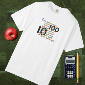 Könnte beinhalten: Ein weißes Kurzarm-T-Shirt mit einem grafischen Design des Wortes Google, das mit bunten kreisförmigen Ringen geschrieben ist. Das Design enthält den Text Goooooooooo, 10 100 und gooooooooogol, angeordnet in einem Raster mit schwarzen und farbigen Buchstaben.