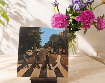Record Holder: Stylish Vinyl Stand for Record Display, Storage & Organizer