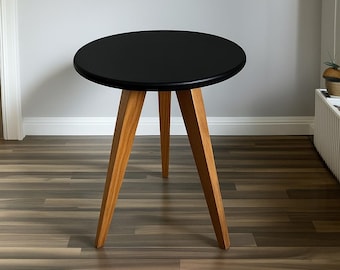 Timeless Round Oak Side Table: Minimalist Pedestal Table for Living Room & Bedroom