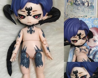 Könnte beinhalten: Eine kleine, artikulierte Puppe mit blauen Haaren, schwarzen Hörnern und schwarzen Tattoos. Die Puppe hat rote Augen und ein schwarz-weißes Design im Gesicht. Die Puppe trägt einen schwarzen Schwanz.