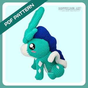 Könnte beinhalten: Gehäkeltes Suicune-Plüschtier in Türkis, Blau und Weiß mit einem niedlichen Cartoon-Design. Das Plüschtier hat rautenförmige Akzente und eine flauschige Mähne. Der Text "PDF PATTERN" und "COFFEE.COM.ART - ARTISAN CROCHET" ist enthalten.