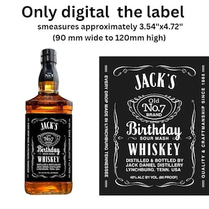 Puede incluir: Una etiqueta negra cuadrada para una botella de whisky con texto blanco que dice Jack's Old No.7 Brand Birthday Sour Mash Whiskey, incluyendo 40% alc by vol. La etiqueta mide aproximadamente 90 mm de ancho por 120 mm de alto.