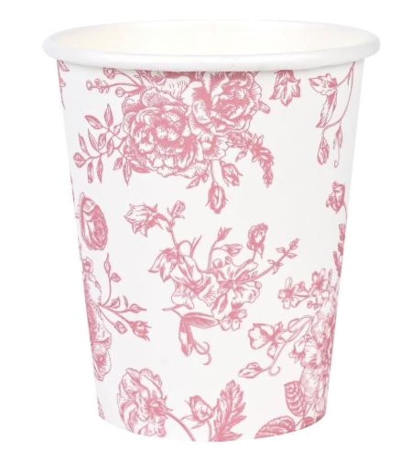 Op de afbeelding: Witte papieren beker met een roze bloemenpatroon. Het ontwerp toont gedetailleerde illustraties van rozen en andere bloemen, wat een vintage uitstraling cre&euml;ert. De beker heeft een eenvoudige rand en een klassieke vorm, geschikt voor dranken.