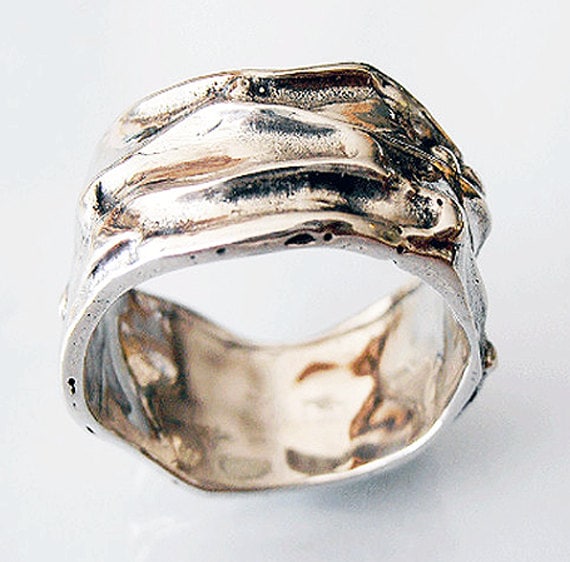 Anello a fascia con teschio in argento sterling fatto a mano, gioiello da motociclista gotico - Italia Anello a fascia con teschio in argento sterling fatto a mano, gioiello da motociclista gotico - Italia