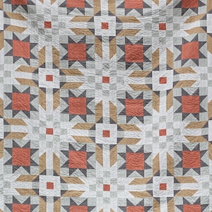 Quiltpatroon met zaagtandhemel: modern traditioneel ontwerp (pdf-download) met designerstof van Katarina Roccella